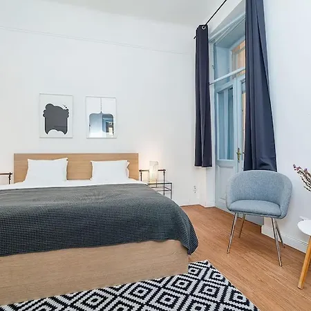 Designed Spacious Flat With 2 Bedroms And Balcony アパート