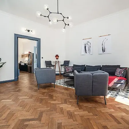 アパート Designed Spacious Flat With 2 Bedroms And Balcony プラハ