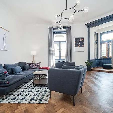 Designed Spacious Flat With 2 Bedroms And Balcony アパート