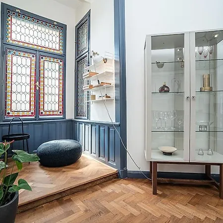 Designed Spacious Flat With 2 Bedroms And Balcony アパート プラハ