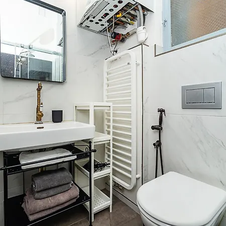 Designed Spacious Flat With 2 Bedroms And Balcony アパート