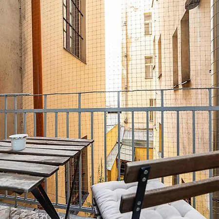 Designed Spacious Flat With 2 Bedroms And Balcony アパート *