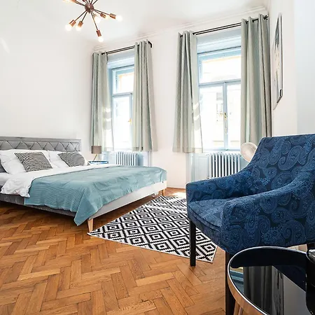 Designed Spacious Flat With 2 Bedroms And Balcony Praga