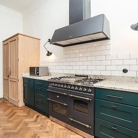 Designed Spacious Flat With 2 Bedroms And Balcony * פראג